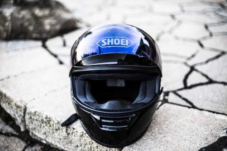 プラズマイオンによるバイクヘルメット消臭機です。置くだけで消臭出来ます。